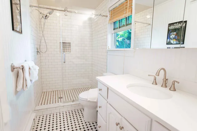 غرفة بسرير كينج بإطلالة على المتنزه بحمام خاص، The Provincetown Hotel at Gabriel's 2/2