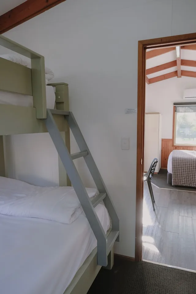 كابينة ديلوكس بسرير مزدوج وسرير بطابقين بغرفة نوم واحدة، Melbourne Big4 Holiday Park 4/10