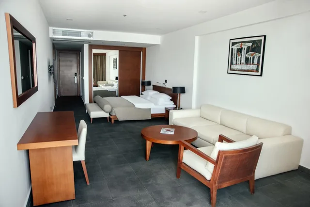 جناح تنفيذي بسرير كينج بإطلالة على البحر مع أريكة، Avala Resort and Villas 4/4