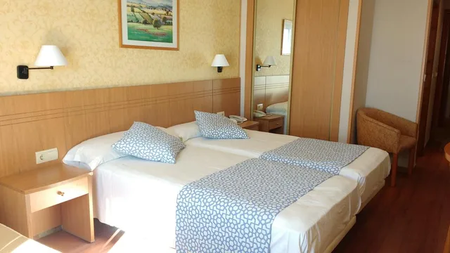 غرفة بسرير مزدوج بشرفة مع سرير إضافي، Hotel Santa Rosa 2/3