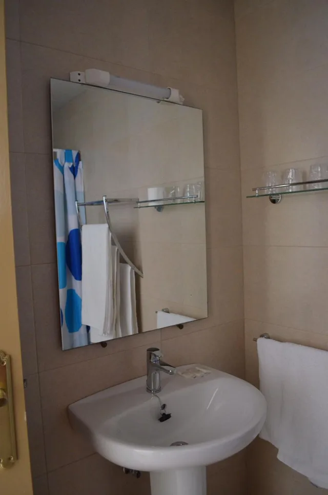 Room, Twin Beds, Street View، Hotel Condestable 5/8