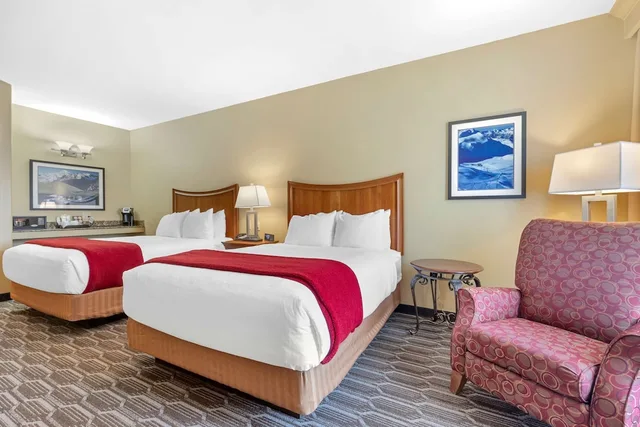 غرفة قياسية بسريرين كوين، Best Western Plus Swiss Chalet Hotel & Suites 1/9