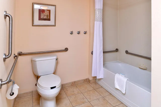 غرفة بسرير كينج بإطلالة على البحر لذوي الإعاقة، Hampton Inn Virginia Beach Oceanfront South 6/8