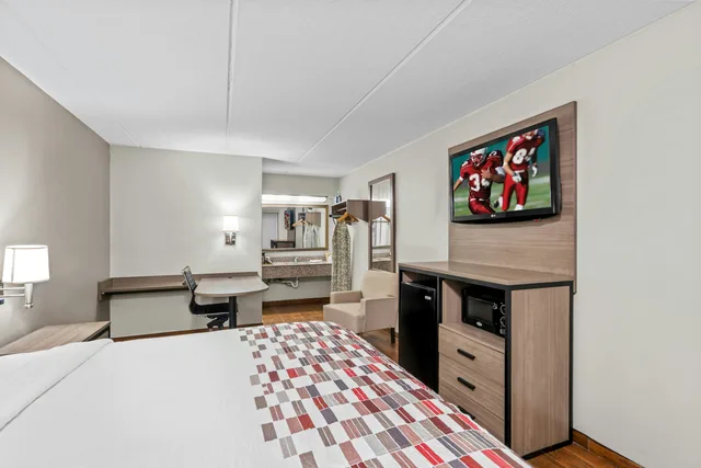 غرفة سوبيريور بسرير كينج، Red Roof Inn Jackson Downtown - Fairgrounds 5/9