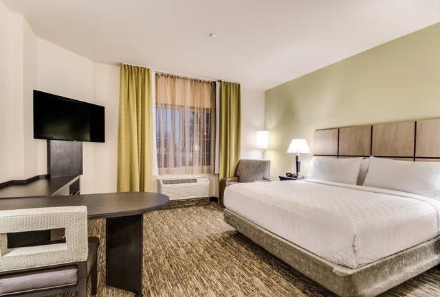 1 Bedroom, Executive, Suite, King Bed, Candlewood Suites 2/5