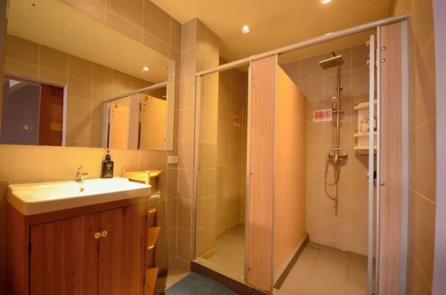 غرفة بسريرين منفصلين وسرير بطابقين بحمام مشترك، Good Day Hostel 4/8