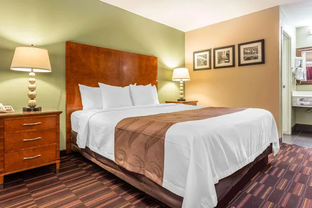جناح بسرير كينج للمدخنين، Quality Inn & Suites near Robins Air Force Base 3/5