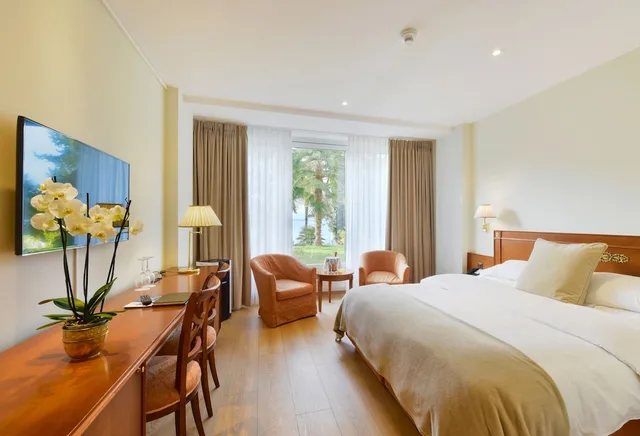 Economy, Double Bed, Partial Lake View، GOLF HOTEL RENE CAPT 1/4
