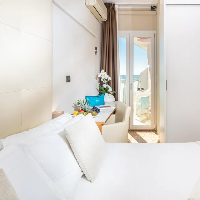 غرفة أساسية بسرير مزدوج بإطلالة جزئية على البحر، Royal Hotel Bibione 2/5