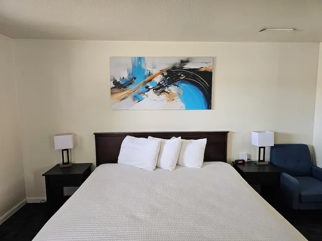 غرفة مفردة بسرير كينج بمطبخ صغير، Sprague Motel and RV Park 2/3