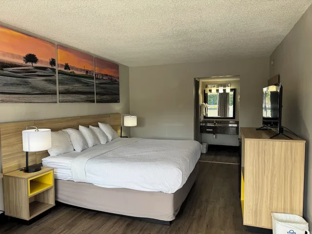 Room, King Bed, Days Inn by Wyndham Brooksville/Dade City 2/4