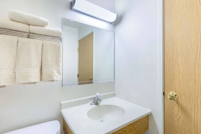 غرفة قياسية بسرير كوين لذوي الإعاقة، Super 8 by Wyndham West Middlesex/Sharon Area 2/4