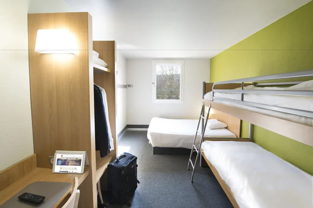 غرفة رباعية بسرير مزدوج وسريرين منفصلين، B&B HOTEL Auxerre Moneteau 1/3