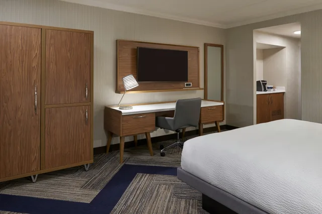 غرفة بسرير كينج، Four Points by Sheraton Windsor Downtown 2/4