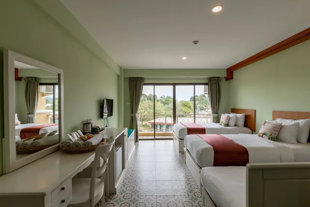 غرفة ثلاثية بثلاثة أسرّة، ROYAL PINEAPPLE HOTEL a welcome to wealth and good fortune 2/2