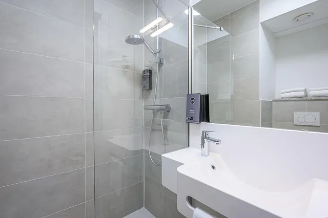 Classic, Double Bed, B&B HOTEL Brussels Centre Gare du Midi 4/4
