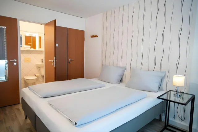Smart, Double Bed، BeeVillage Messehotel Hannover-Laatzen 2/2