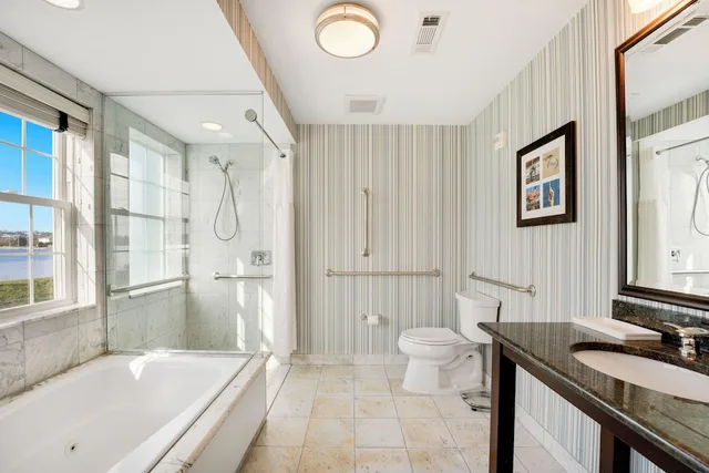 1 Bedroom, Suite, King Bed, Sofa, Suite Building، Newport Beach Hotel Suites 3/4