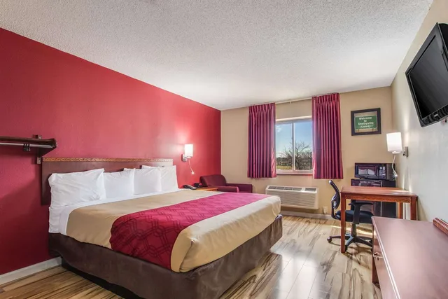 غرفة بسرير كينج لذوي الإعاقة، Econo Lodge Shelbyville KY 1/3