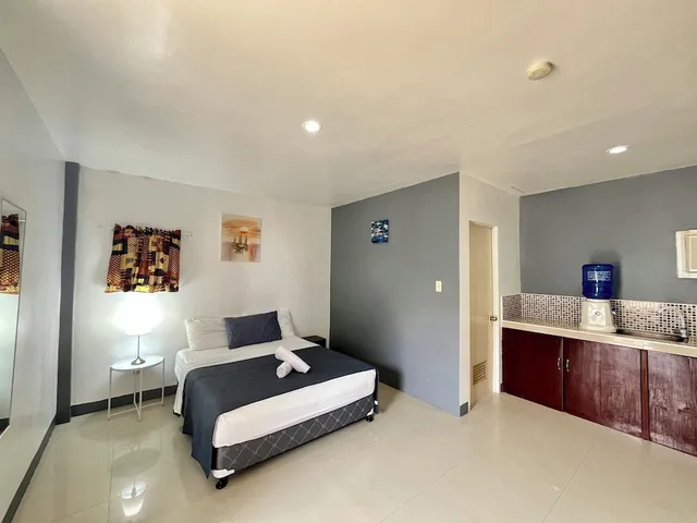 غرفة ديلوكس بسرير كوين، Conrada's Place Hotel And Resort 1/6