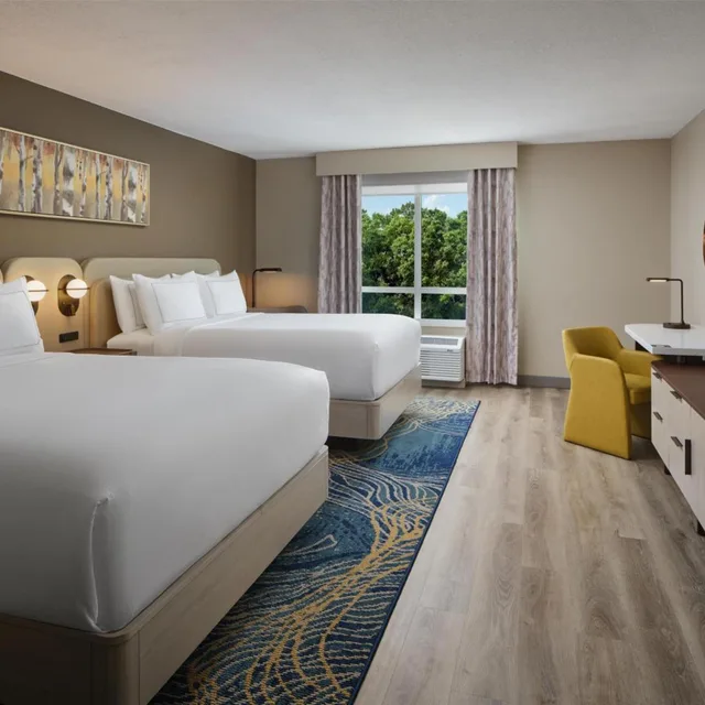 غرفة بسرير كينج وسريرين كوين، DoubleTree by Hilton Brunswick 1/3