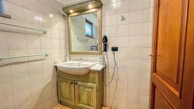 شقة كلاسيكية بسرير كينج وسرير فردي بغرفة نوم واحدة مع أريكة، Residence villa Frejus 7/9