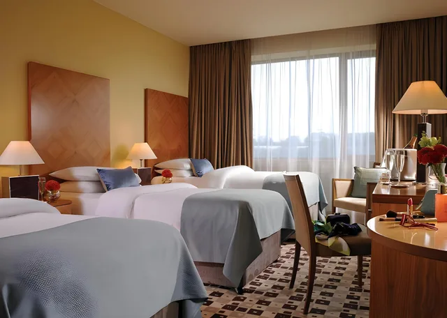 غرفة ثلاثية، The Connacht Hotel 2/2