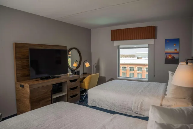 غرفة بسرير كوين بحوض استحمام لذوي الإعاقة، Hampton Inn & Suites Erie Bayfront 1/8
