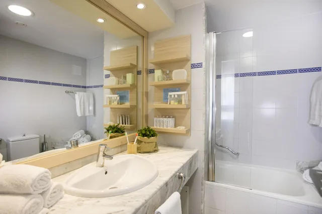 غرفة بسرير مزدوج بإطلالة على البحر بشرفة مع سرير إضافي، Monterrey Hotel 9/10