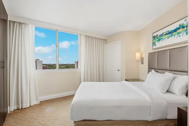 جناح بسرير كينج بإطلالة على المدينة بشرفة مع أريكة، GALLERYone - a DoubleTree Suites by Hilton Hotel 1/5