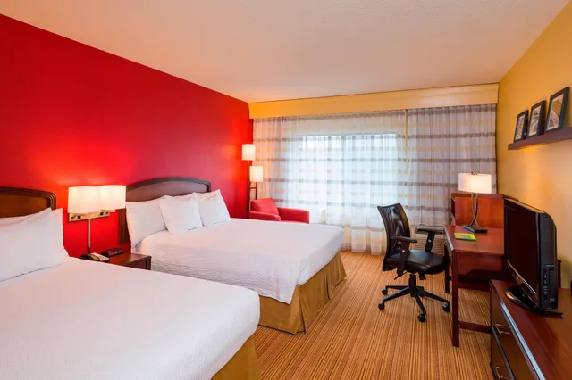 room, 2 queen beds, Courtyard by Marriott Wilmington Brandywine 2/4