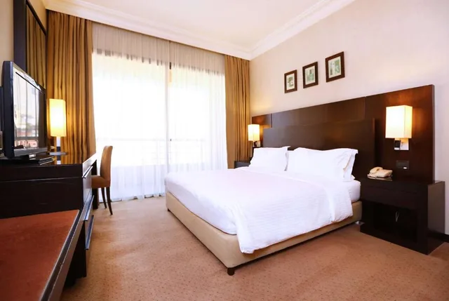 غرفة بريميوم بسرير مزدوج، Ramada Plaza by Wyndham Beirut Raouche 1/2