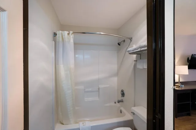 غرفة قياسية بسرير كينج، Quality Inn & Suites Junction, TX 4/4