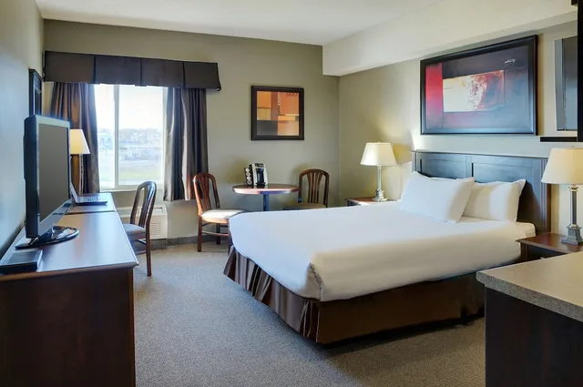Premium, Queen Bed, Kitchenette, Exterior Entrance، Radisson Hotel Fort St. John, BC 2/3