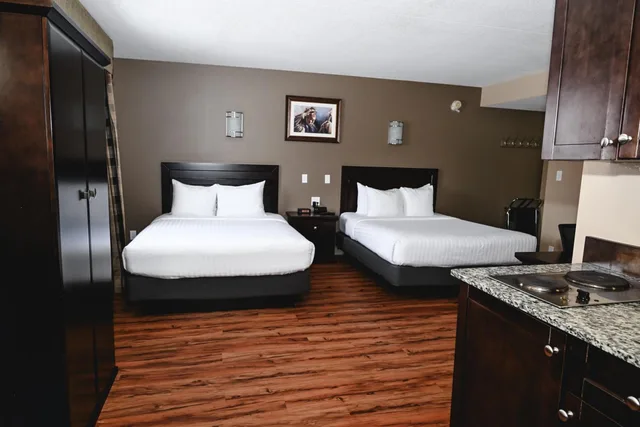 Efficiency, Quadruple, 2 Queen Beds, Ground Floor، Quality Hotel & Conference Centre Peace River 2/3
