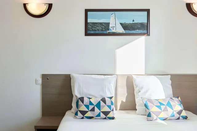 غرفة بسرير كوين مع أريكة، Comfort Aparthotel Versailles St Cyr l Ecole 4/10