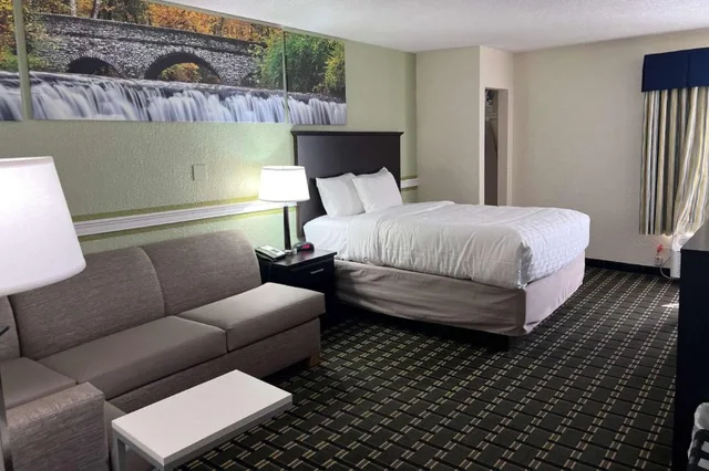 Upgrade, Queen Bed، Clarion Pointe Jasper 1/1