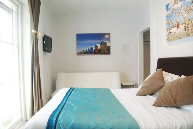 غرفة كبيرة بسرير كينج وسرير كوين بشرفة، Motel Schmotel 1/4