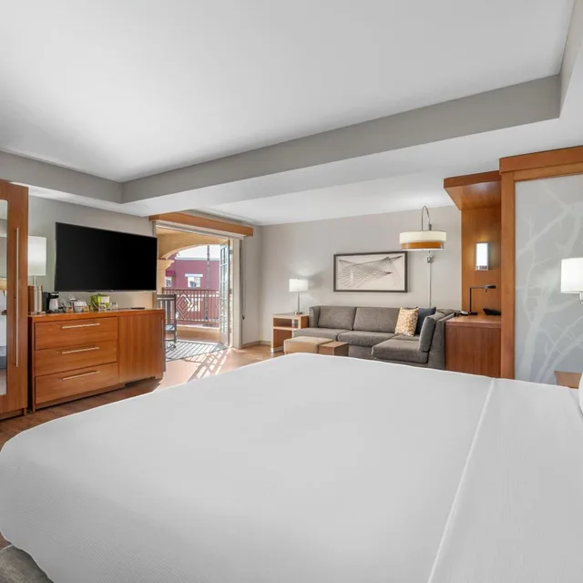 غرفة بسرير كينج بشرفة مع أريكة بحوض استحمام لذوي الإعاقة، Hyatt Place Phoenix Chandler Fashion Center 1/2