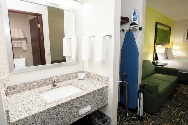 جناح بسرير كينج بحوض جاكوزي، AmericInn by Wyndham Delafield 9/10