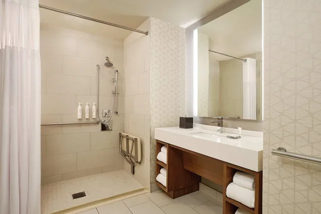 غرفة كلوب بسريرين كوين لذوي الإعاقة، MARRIOTT MARQUIS HOUSTON 6/8