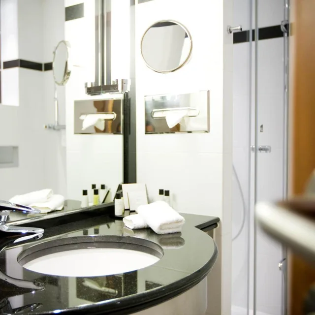 غرفة بريميوم بسرير كينج وسرير كوين، Crowne Plaza Brussels Airport 6/6
