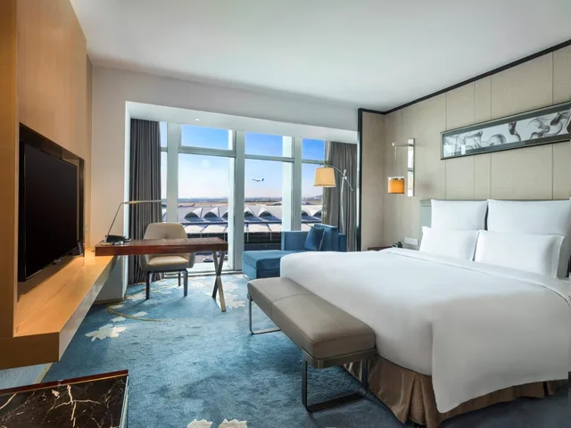 غرفة تنفيذية بسرير كينج بإطلالة مع دخول الصالة، Pullman Guangzhou Baiyun Airport Hotel 2/8