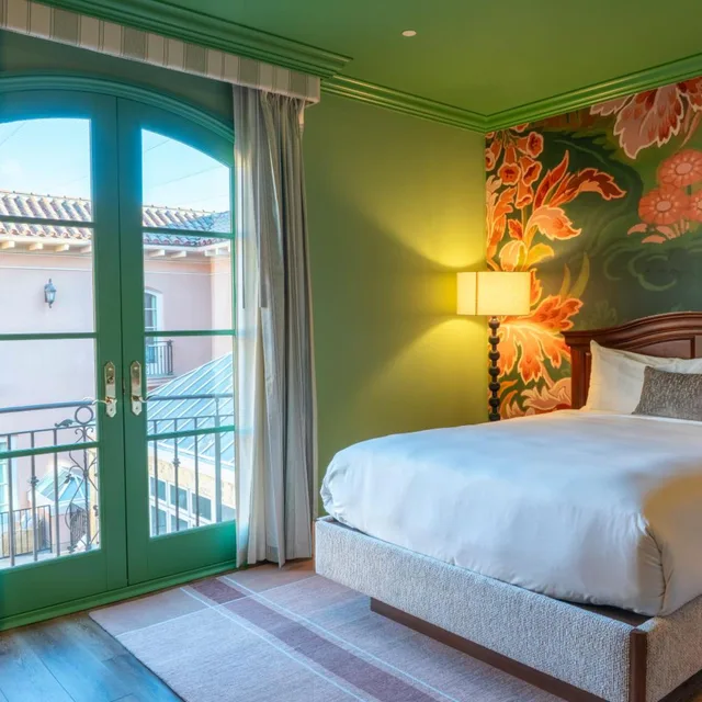 غرفة بسرير كينج بشرفة، Carlton Hotel 1/7
