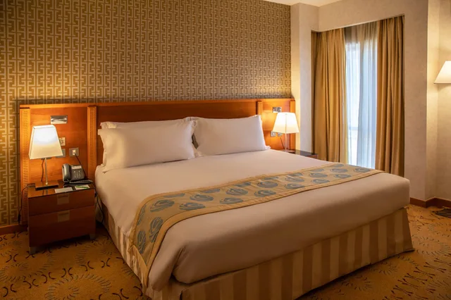 جناح بسرير كينج بإطلالة على المسبح بغرفة نوم واحدة مع دخول صالة النادي للمدخنين، Holiday Inn Kuwait 9/10