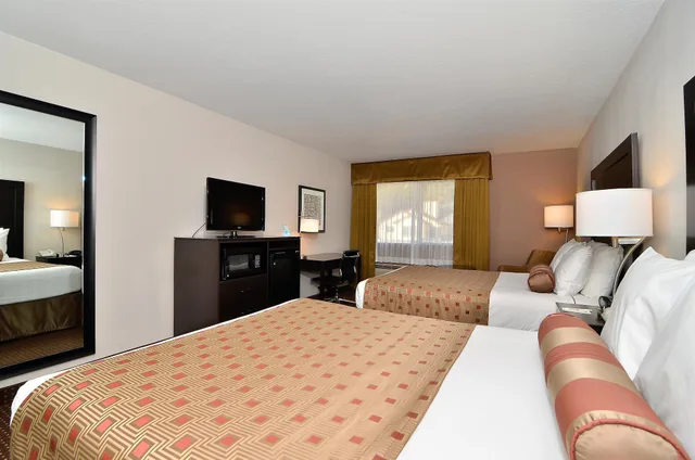 Standard, 2 Queen Beds, Best Western Inn Of Vancouver 1/10