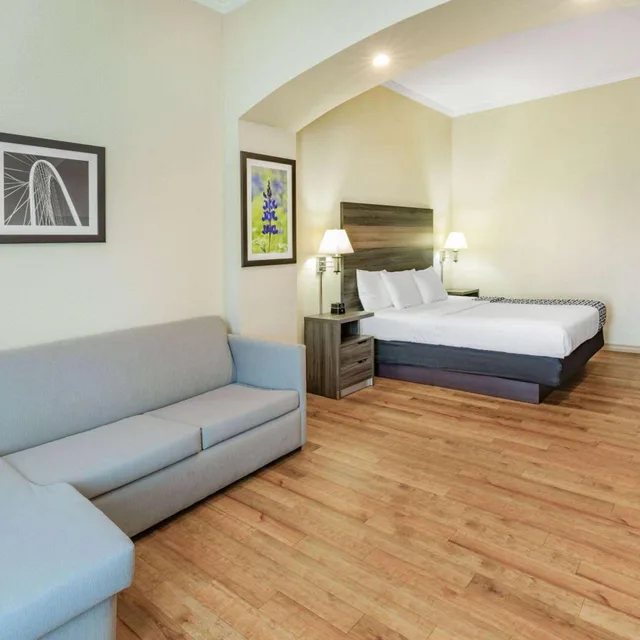 غرفة بسرير كينج بحوض استحمام لذوي الإعاقة، La Quinta Inn & Suites by Wyndham Garland Harbor Point 2/5