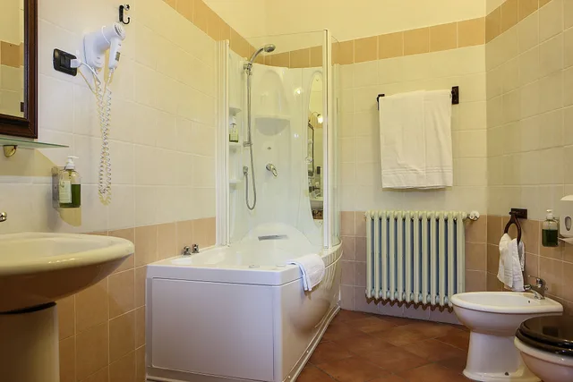 غرفة عائلية بسرير مزدوج وسريرين منفصلين، Grand Hotel Capodimonte 1/1