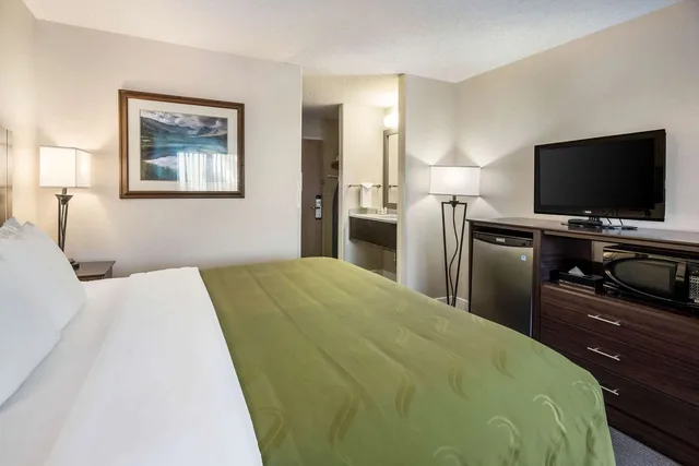 Business, King Bed, Quality Inn & Suites Pueblo West 3/4