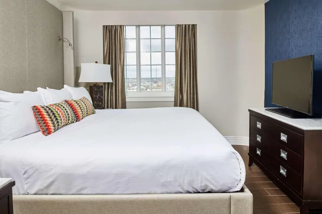 جناح رئاسي بغرفتي نوم، Hotel Alex Johnson Rapid City Curio Collection By Hilton 1/6